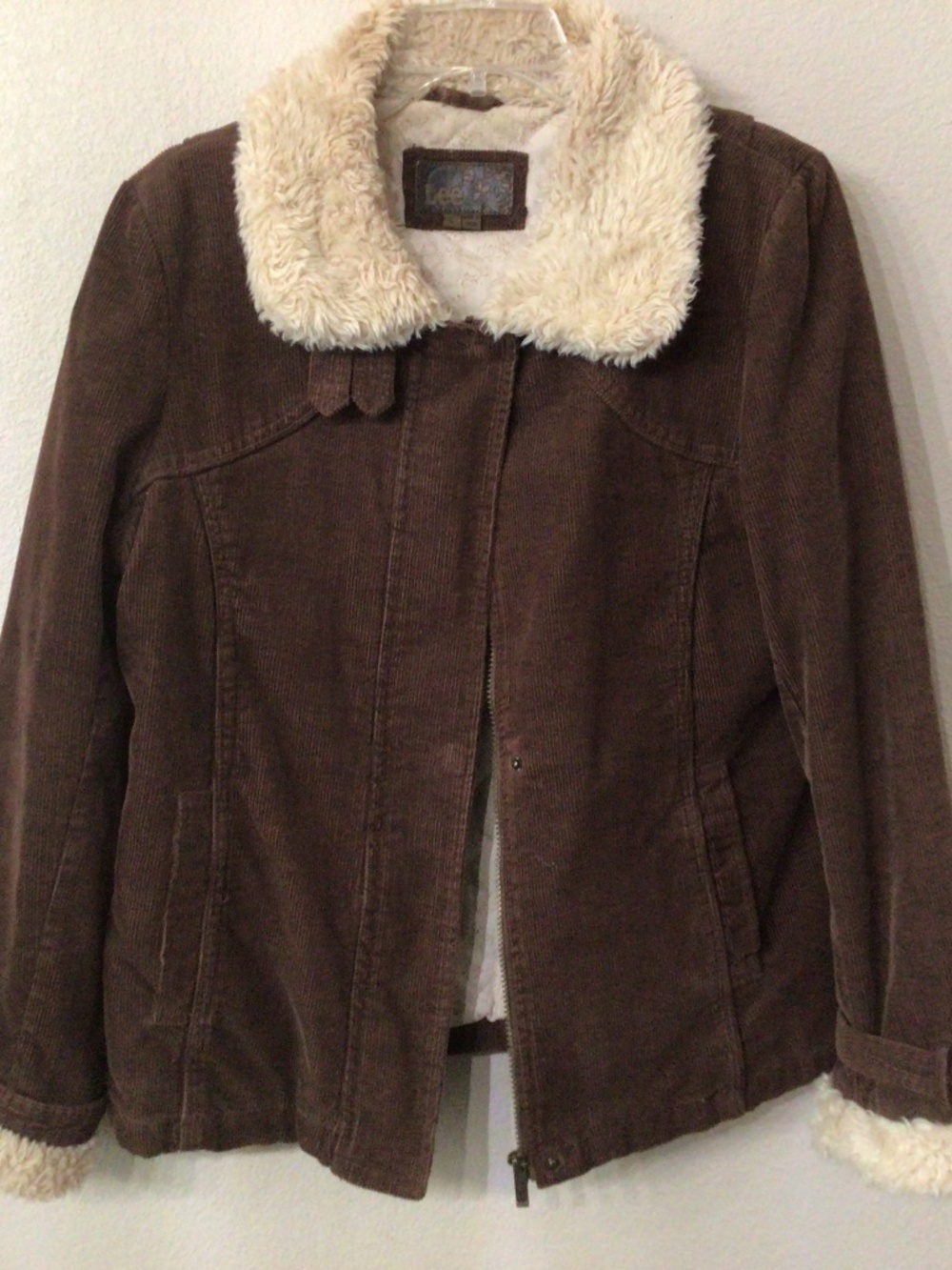 Lee corduroy jacket with a polyester fur. Men’s size L good shape.
